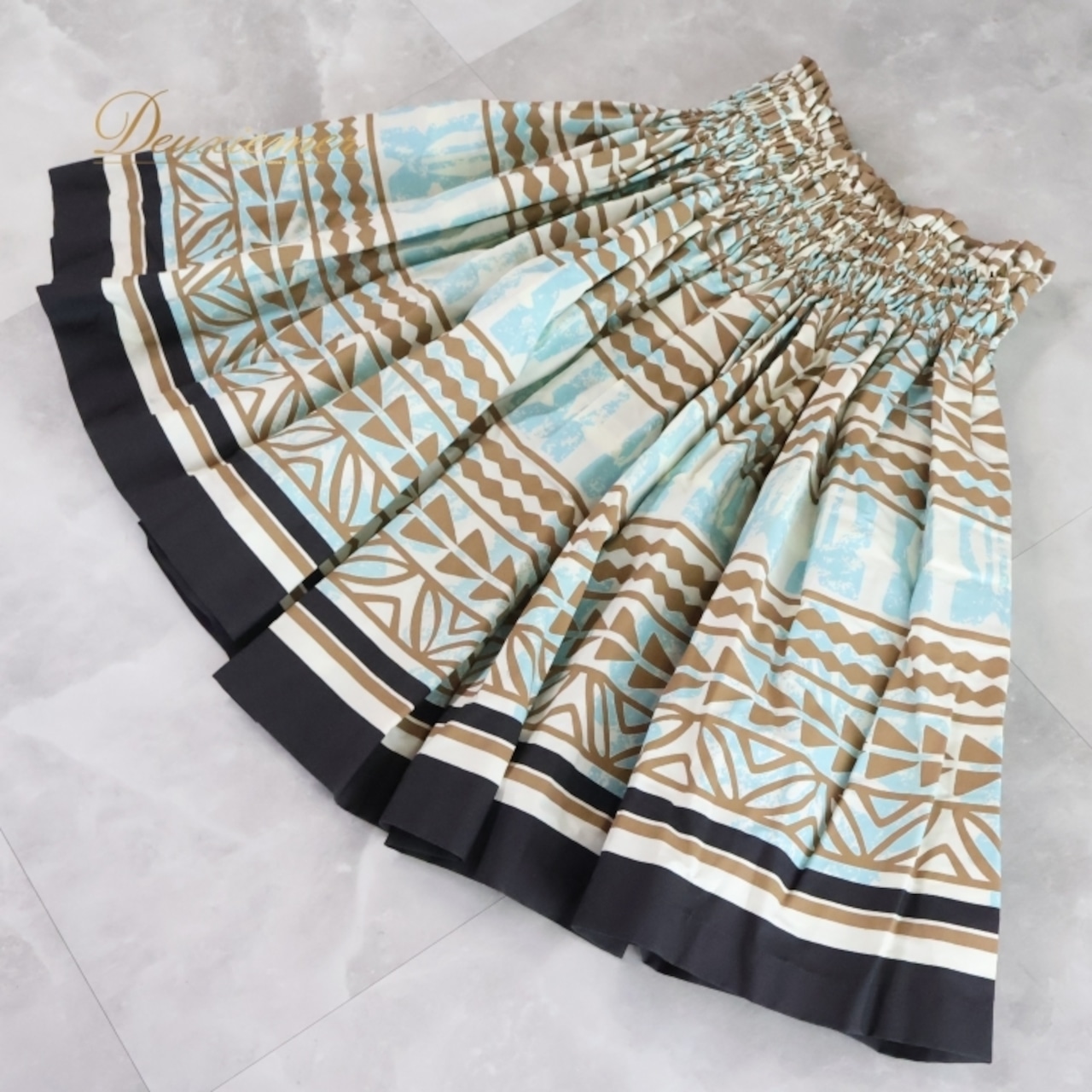 フラダンス 衣装 パウスカート ホワイト系 カヒコ柄 日本製 ハワイアン アロハ フラ ダンス レッスン 練習 シングル スカート フレアスカート ふんわり 華やか かわいい おしゃれ 上品 大人っぽい ブラック系 ブラウン系 ブルー系 白 黒 茶 水色 フリル 可愛い 軽やか トレーニング デザイン 柄物