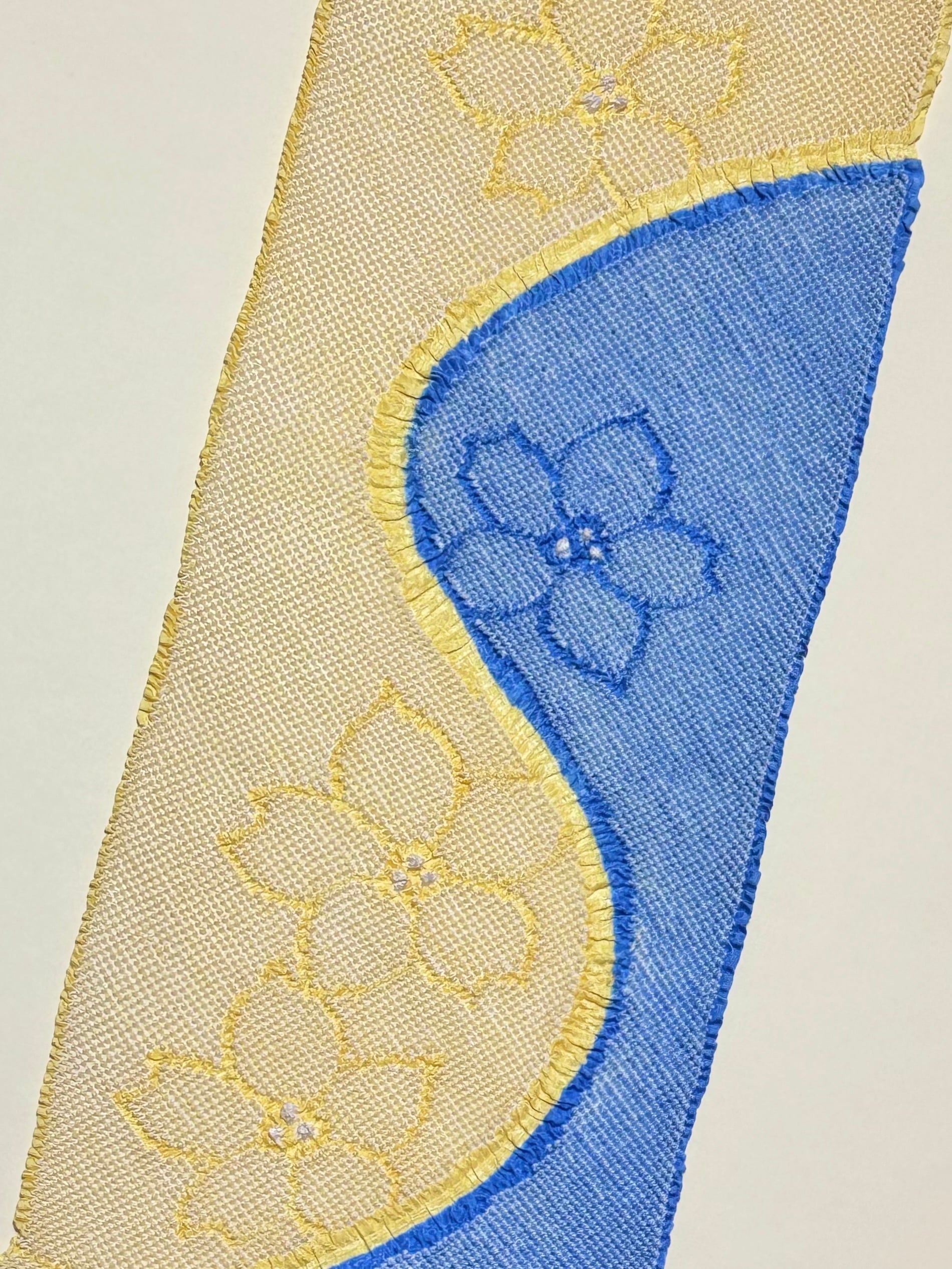 総絞り帯あげ 流水に桜 振袖用 薄群青色×淡黄色 | 絞彩苑ストア 総絞り帯あげ 流水に桜 振袖用 薄群青色×淡黄色 | 絞彩苑ストア