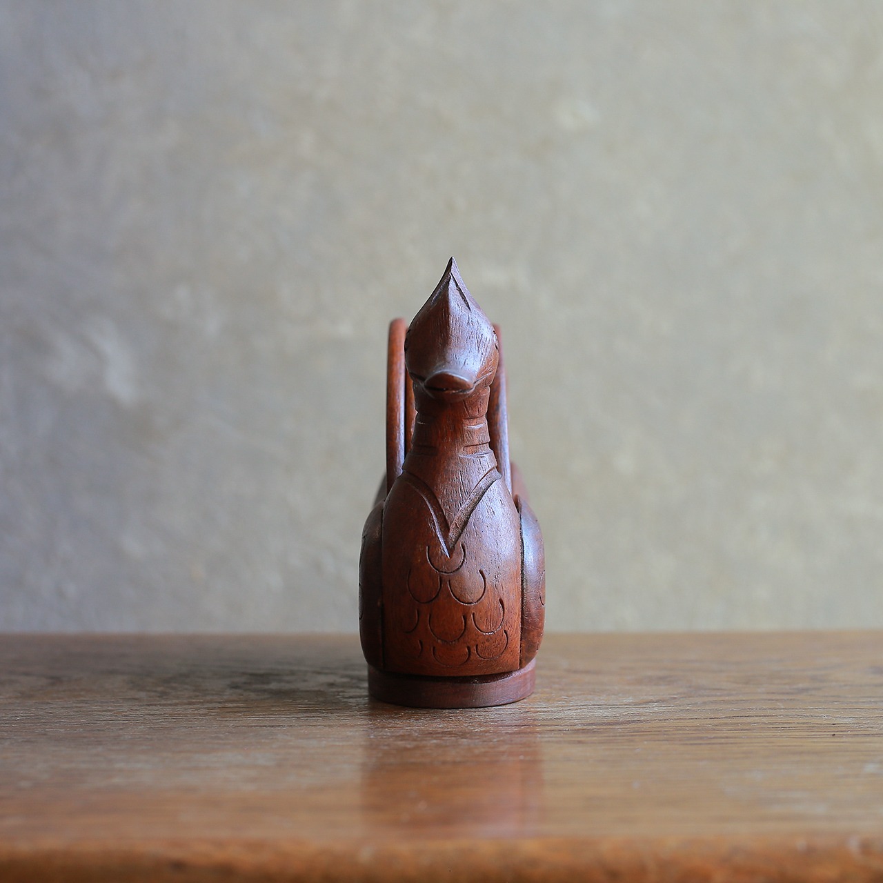 コースターを運ぶ、味わい深い鳥 1