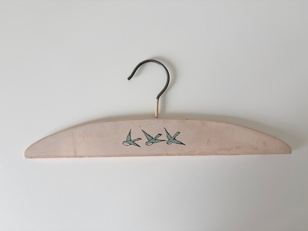 【FRANCE】子供服用のハンガー「3羽の燕」(ダスティーピンク)/ "Three Swallows" Children's Clothing Hanger (Dusty Pink)