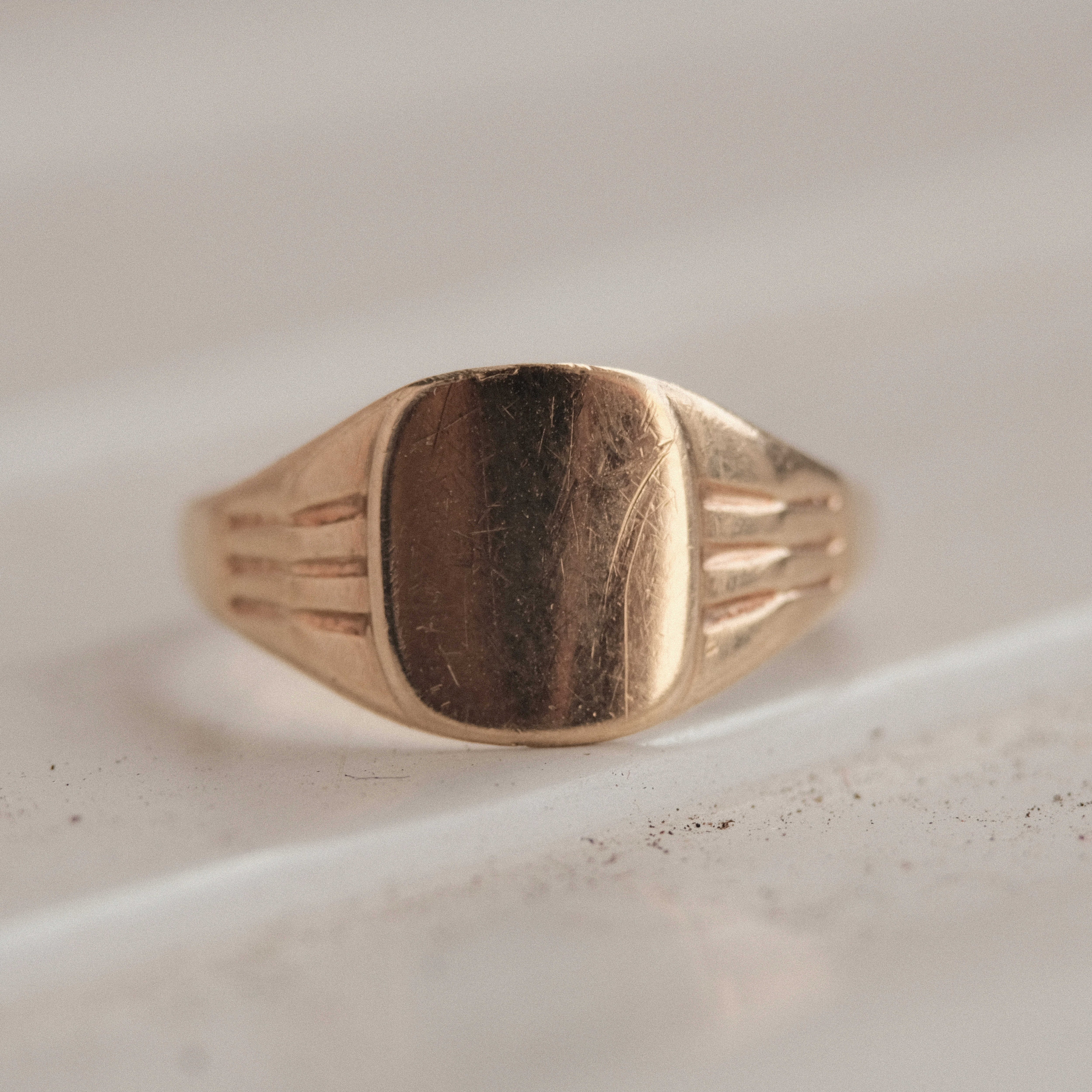 Vintage gold and onyx Playboy signet ring | H2 Vintage