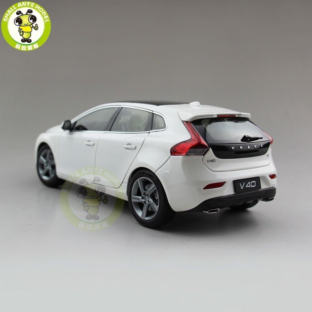 【レア】ボルボ VOLVO V40 1/18ミニカー ホワイト