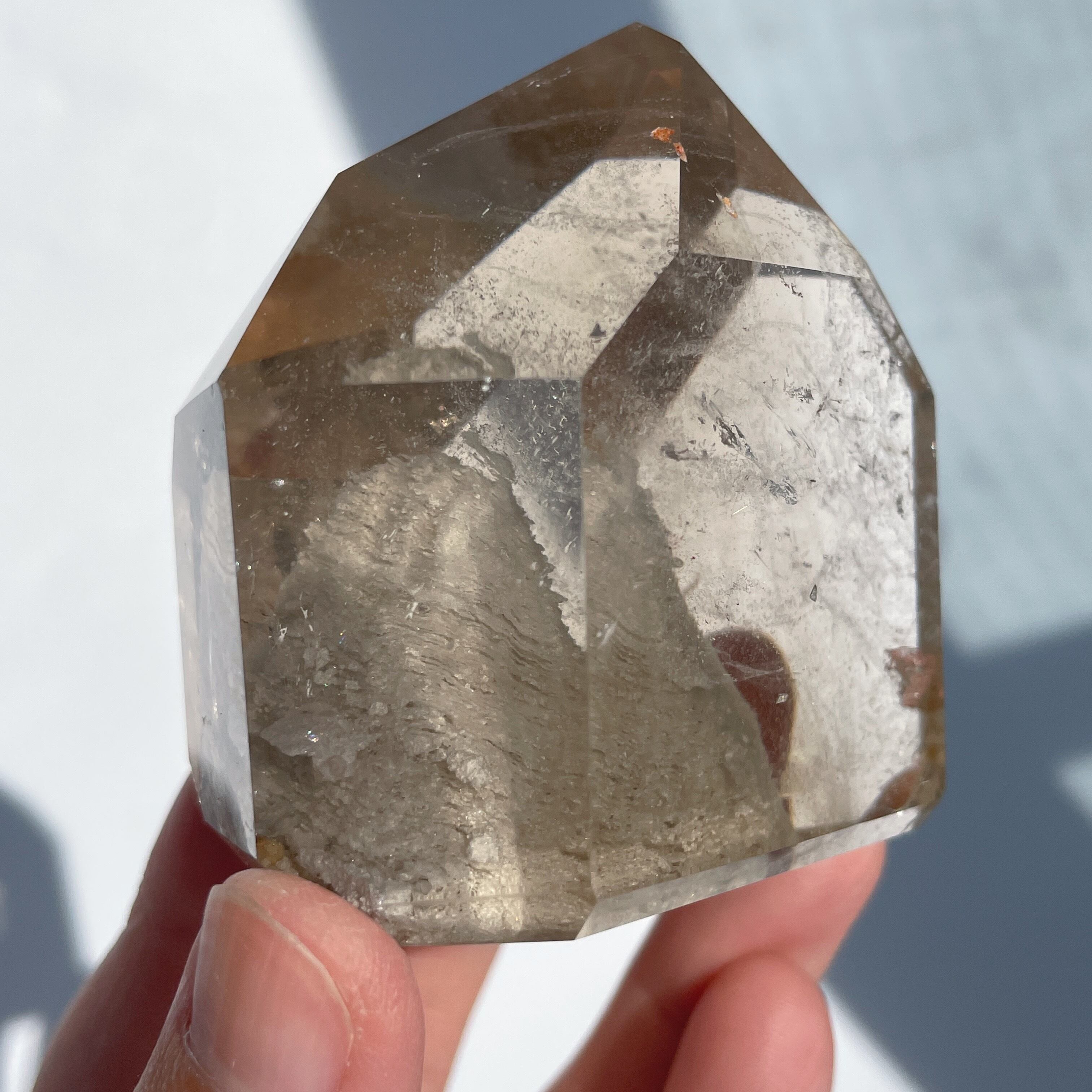 白いもこもこの山入り。スモーキークォーツ タワー64◇ Smoky quartz