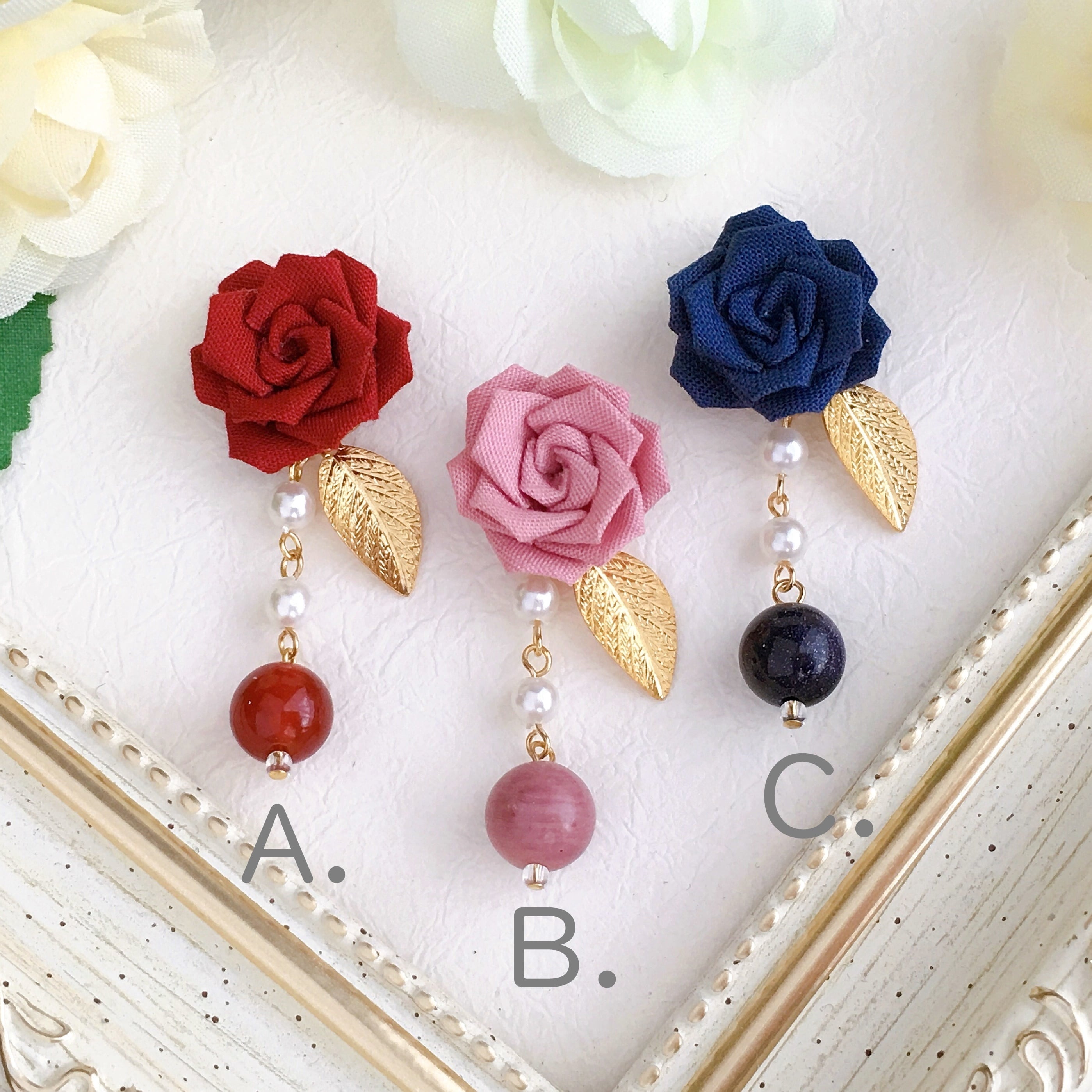 つまみ細工 3色*クラシックローズと天然石の ピアス イヤリング