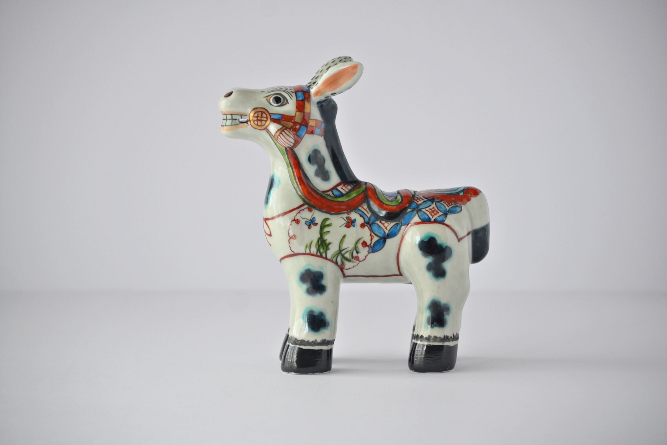 有田焼 手描き 染錦七宝雪輪紋馬 18.5cm | FUCHIGAMI TOJIKI 