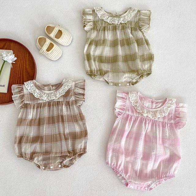 【取寄】さりげないレースとフリルが上品なチェックロンパース