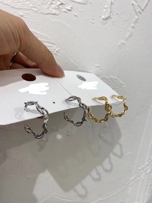 ねじりフープピアス