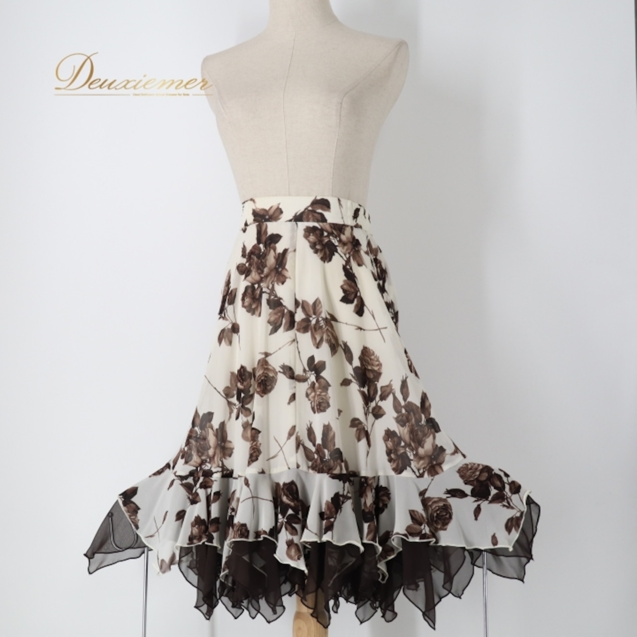 社交ダンス 衣装 スカート ホワイト系 チャコット Chacott レッスン 練習 白 透け感 チュール 日本製 バラ柄 花柄 植物柄 ラテン フリル リボン ふんわり 大人っぽい 上品 おしゃれ フレア 無地 シンプル ブラウン系 白 茶 練習着 エレガント スポーツウェア ダンスウェア 透ける素材 お洒落 かわいい ダンス用スカート レディース