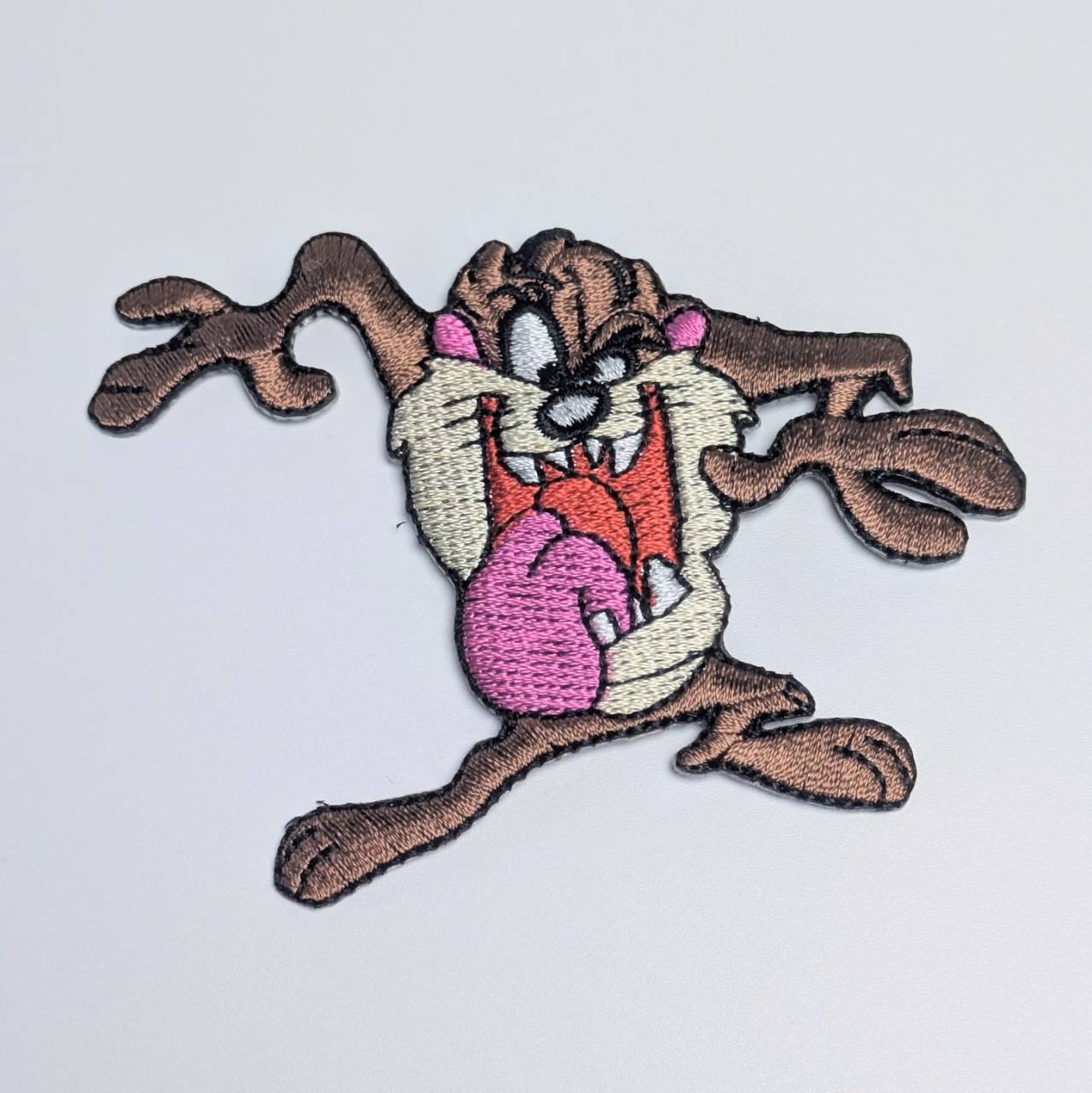 送料無料！ ★刺繍アイロンワッペン★【 Looney Tunes ( ルーニーテューンズ ) 】 Tasmanian Devil ( タズマニアンデビル ) 〚アメリカン雑貨 アメトイ〛