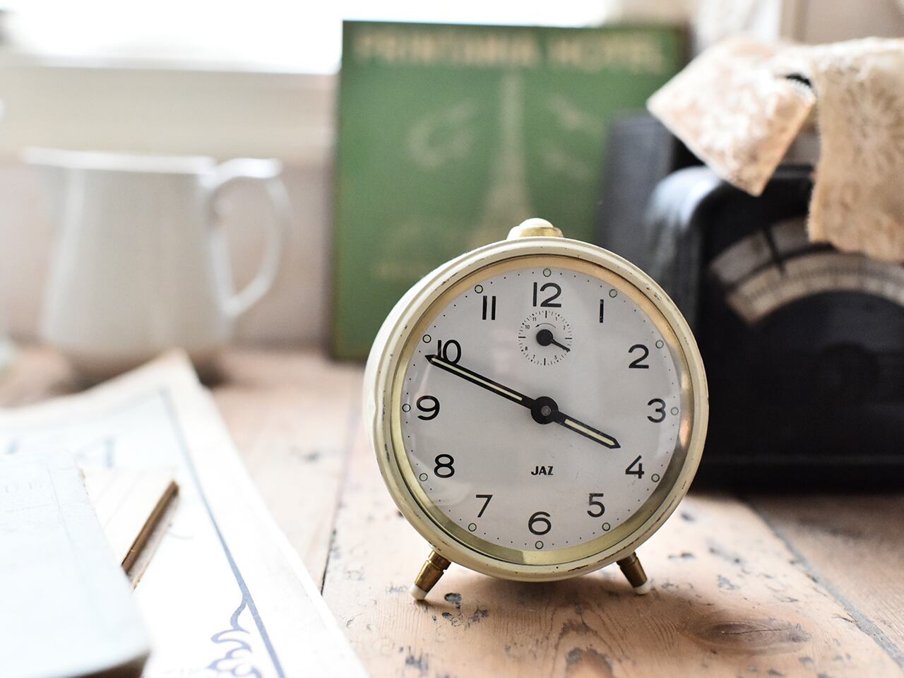 白が爽やかで可愛い雰囲気のあるJAZ 置き時計(実働)フレンチブロカント