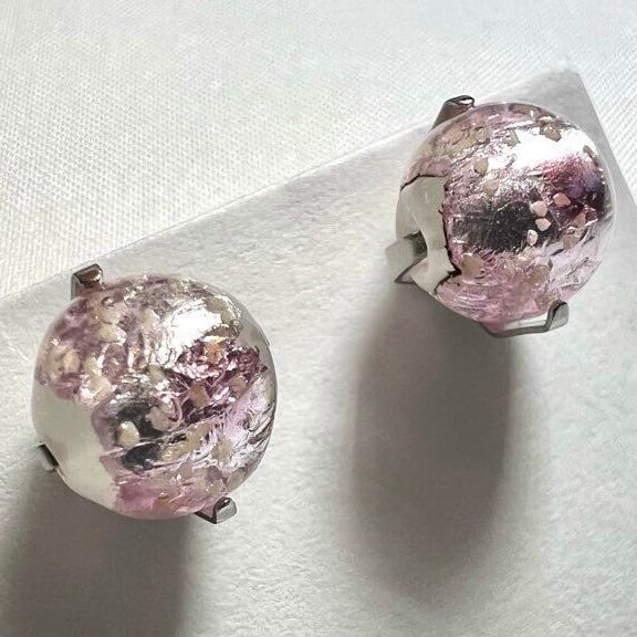 琉球ホタルガラス スタッドピアス 蓄光タイプ ピンク×ホワイト8mm 淡い