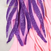 ベリーダンス オリエンタル 衣装 上下セット ピンク系 クイーン Queen トップス スカート 紫 緑 花 ラインストーン ビーズ 豪華 装飾 華やか かわいい エジプト製 イベント ステージ スリット ダンス衣装 パープル系 グリーン系