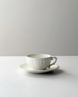 Gien　ジアン　/　 レリーフが施されたカップ&ソーサー　c