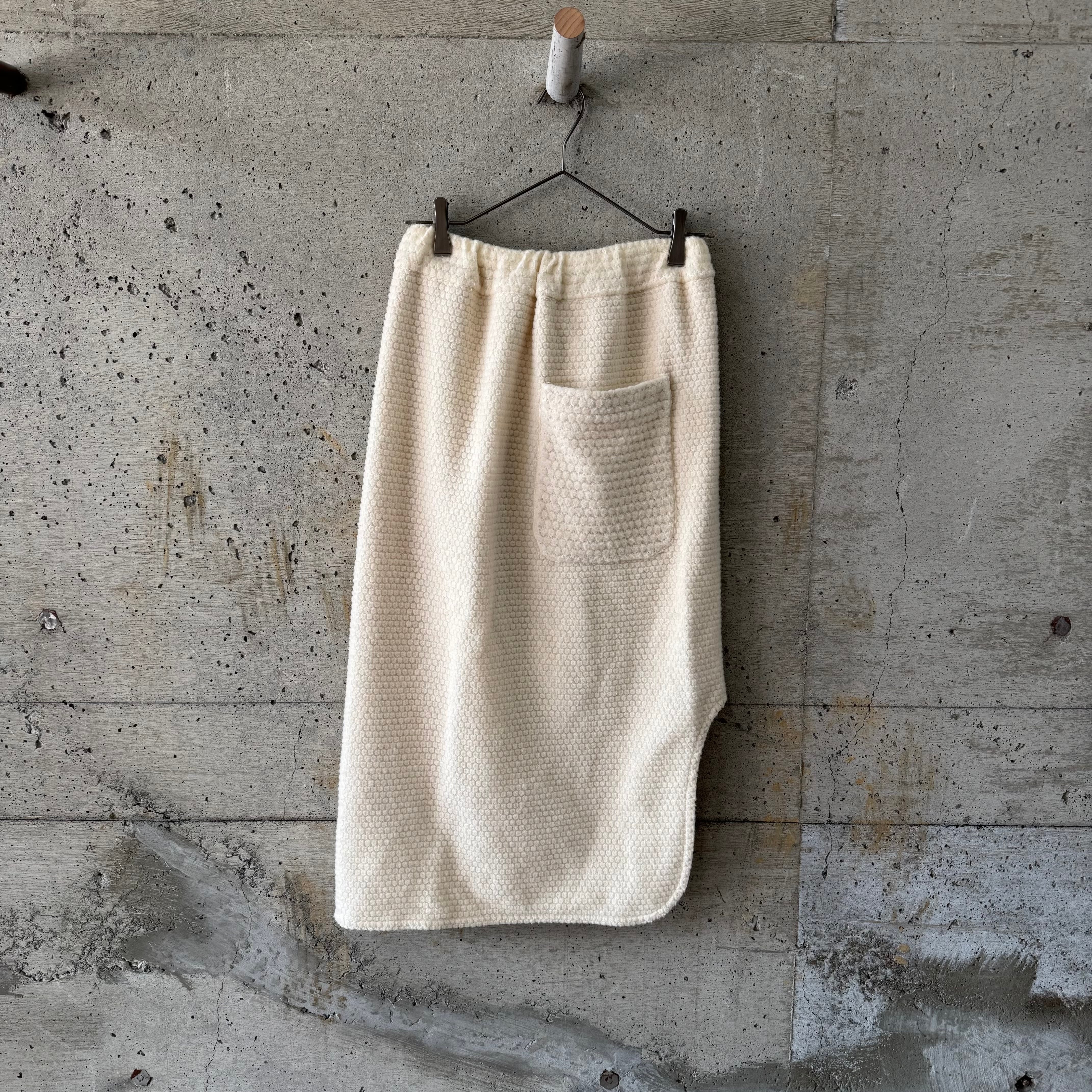 Pocket point slit design skirt