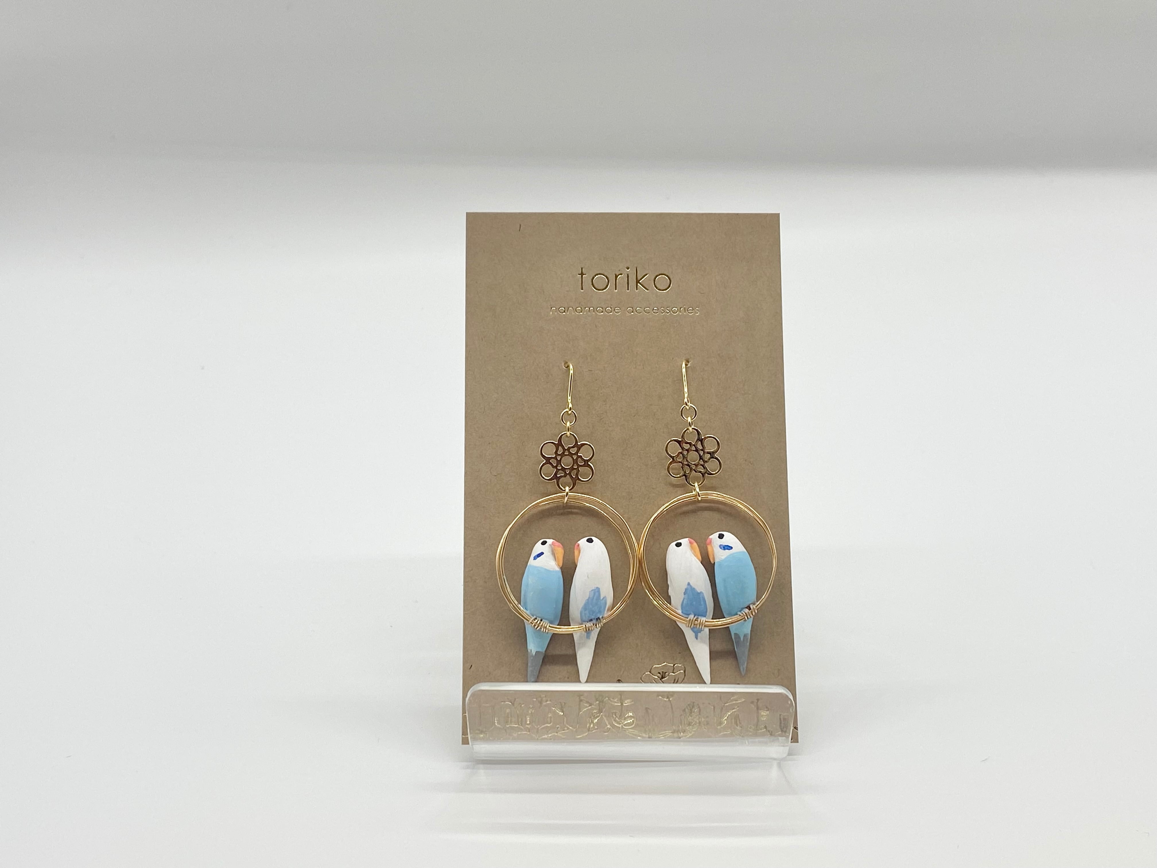 2羽乗りセキセイインコ(白×水色)花パーツ付ピアス・イヤリング