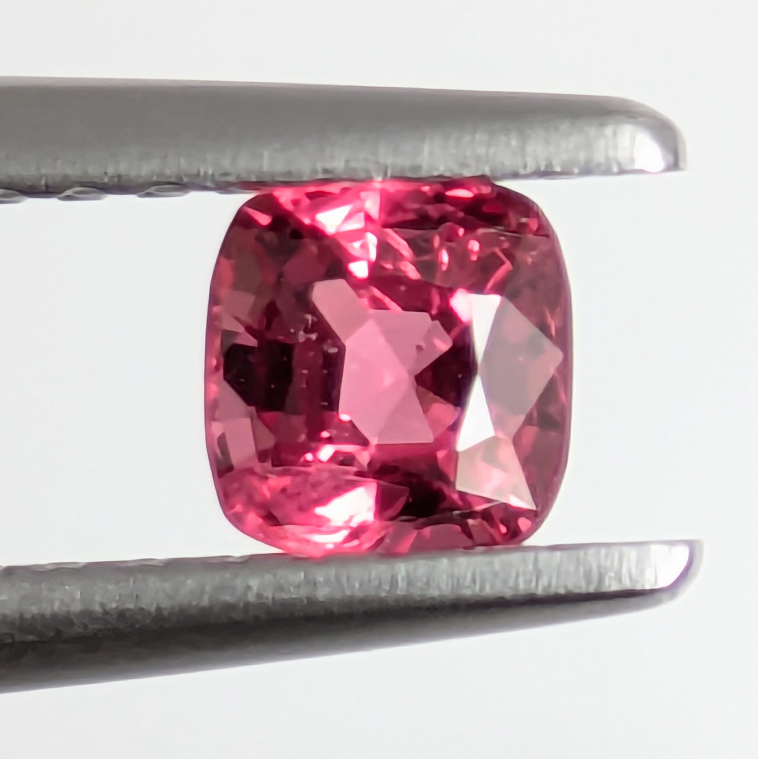 ホットピンクスピネル ルース ミャンマー・モゴック産 【0.35ct