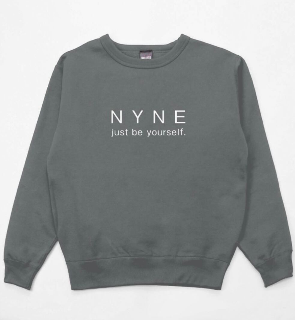 レギュラーパーカー ビッグロゴ(プル)(ブラック)22FW-009 | N Y N E