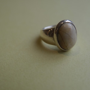oval cabochon ring (ivory)