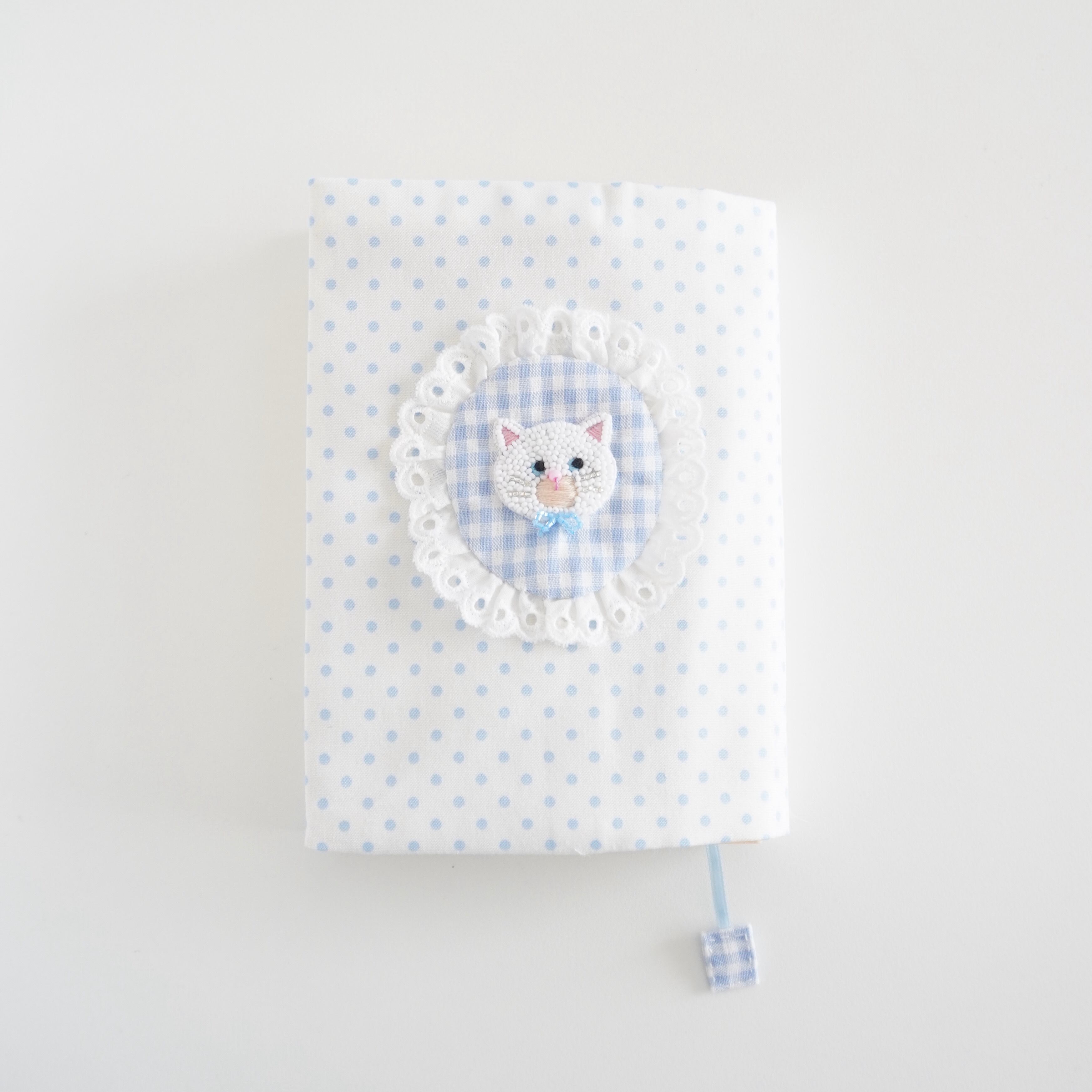 ビーズ刺繍の白猫のブックカバー(水色・白ドット)文庫本サイズ