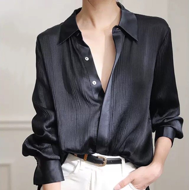サテンシャツ トップス シャツ  ブラウス 袖あり  長袖 襟付き 前開き かわいい  大人可愛い  きれいめ  大人  上品  おしゃれ  お洒落  大人女子  クール  エレガント  存在感  フォーマル  とろみ感  抜け感 無地 春  秋  冬  入学式  入園式  卒業式  卒園式  ロングシーズン 20代  30代  40代  50代  レディース  女性用 オフィス  ビジネス  OL  通勤  イベント  ホテル  レストラン  お呼ばれ 着回し モテ S  M  L  XL ブラック