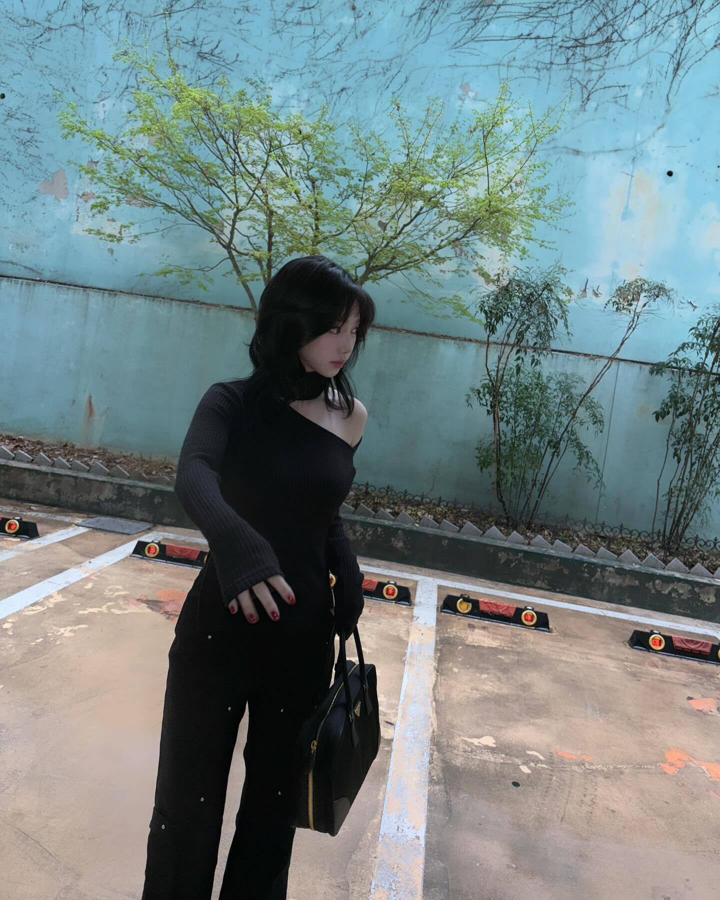 ☆AESPA カリナ 着用！！【LUCIR ZU】Shoulder cutting turtleneck