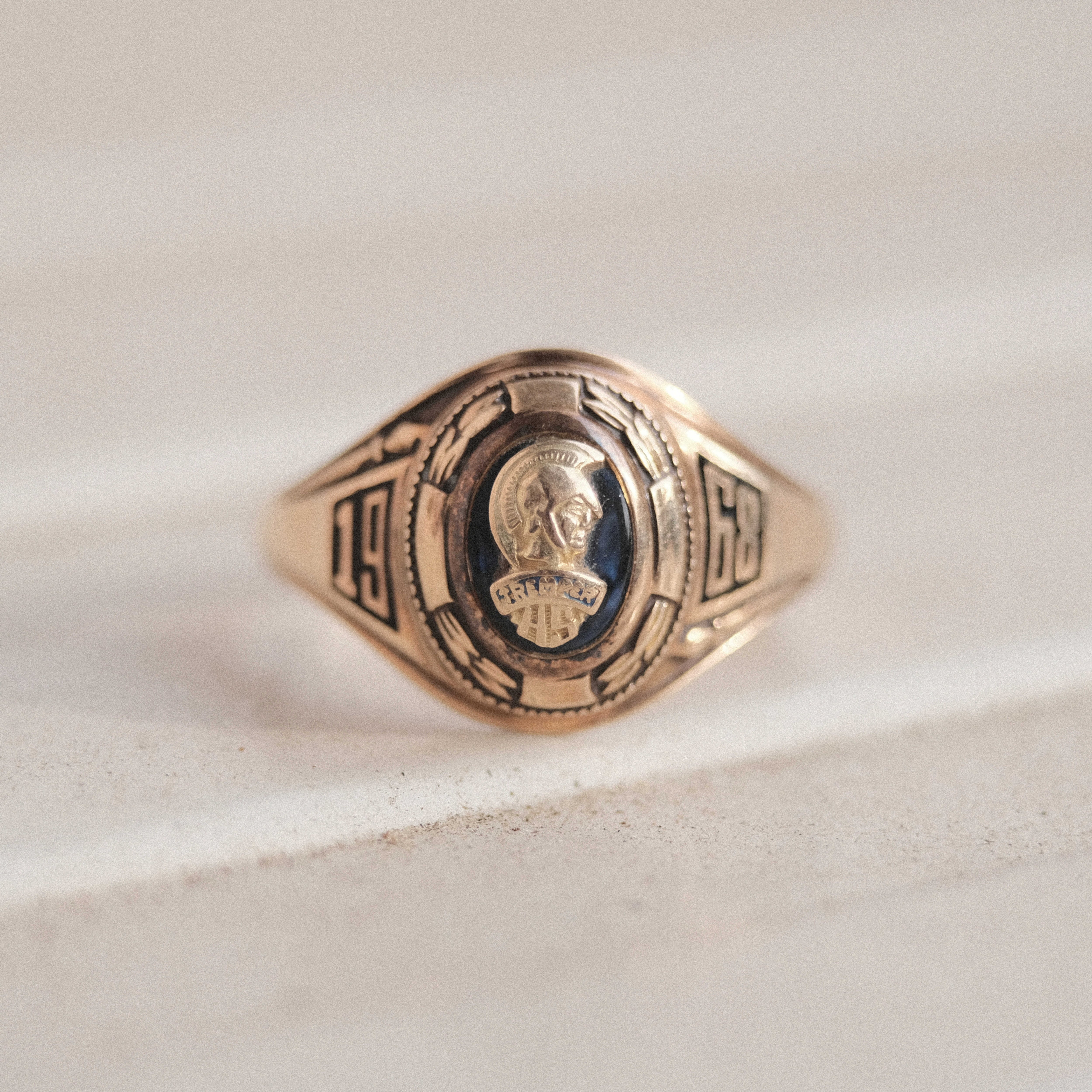 Vintage gold and onyx Playboy signet ring | H2 Vintage
