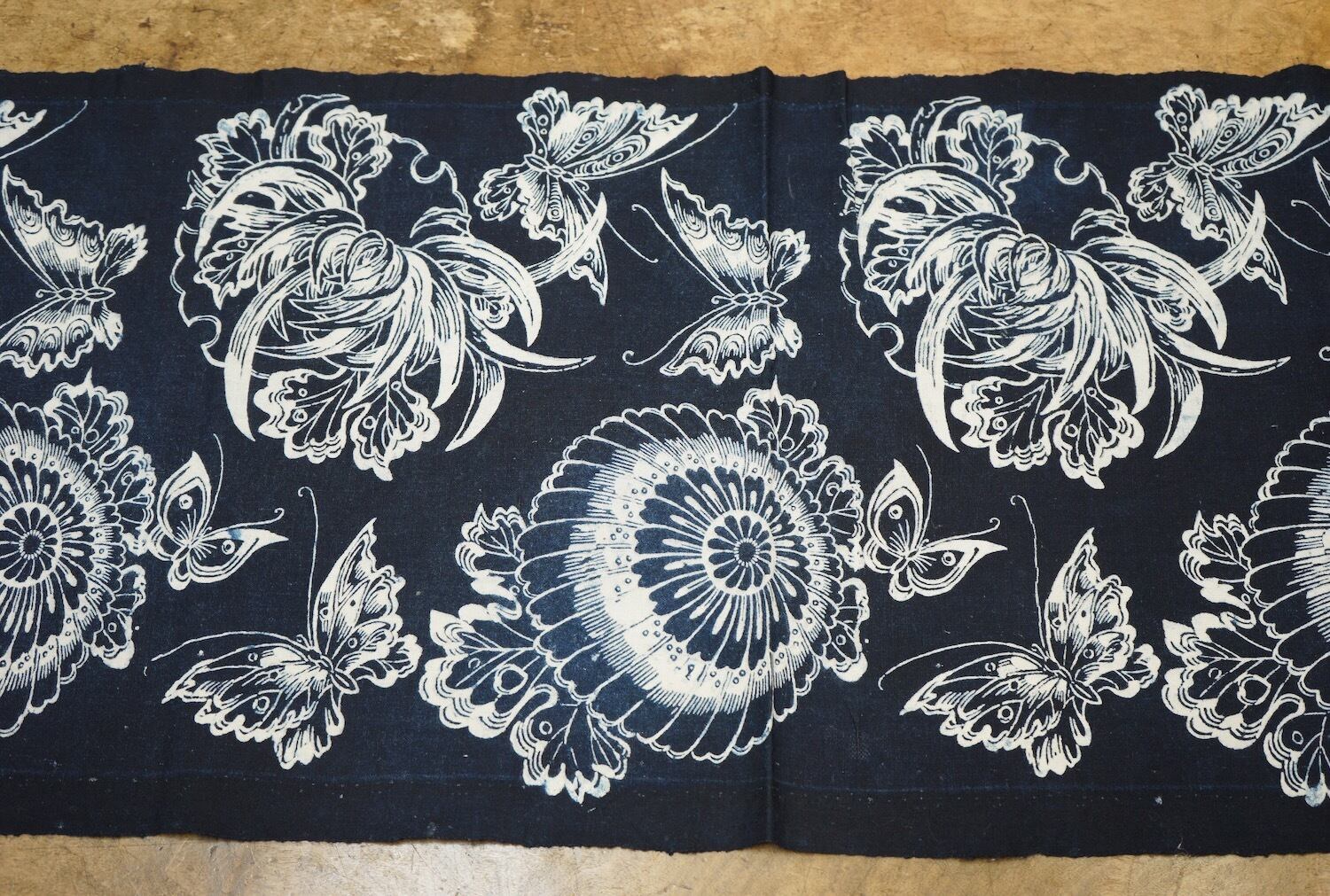 アンティーク布 2626G7 型染 はぎれ 蝶 藍染 木綿 古布 昭和レトロ ヴィンテージ