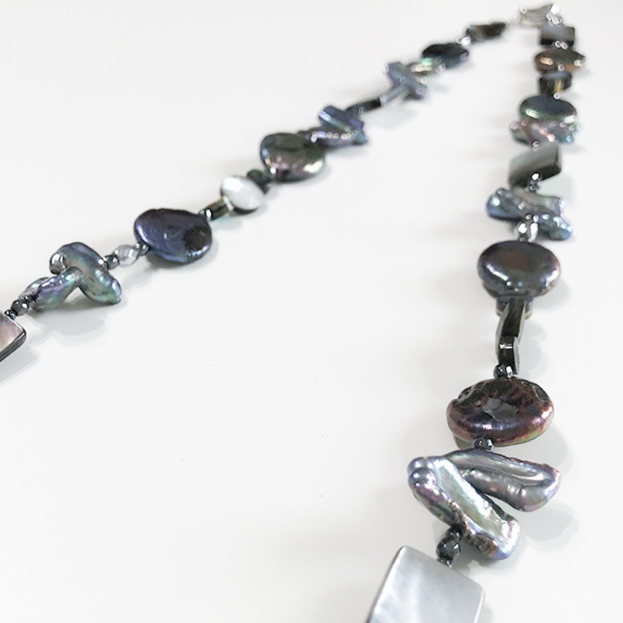 秋冬にぴったりなアイテム！ 淡水パール・シェル ミックスネックレス ne1094