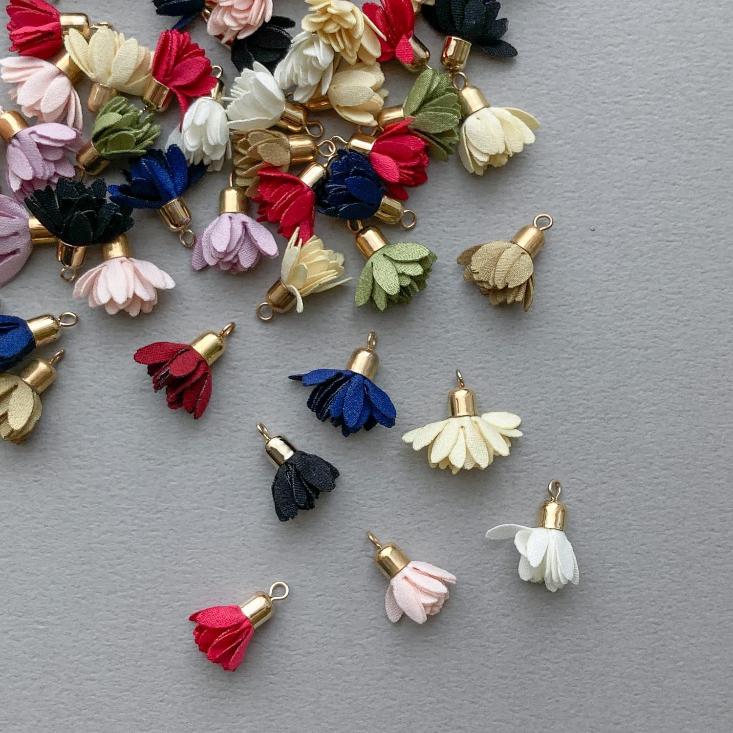 キャップ付きミニ花びらタッセル | Dua-アクセサリーパーツショップ