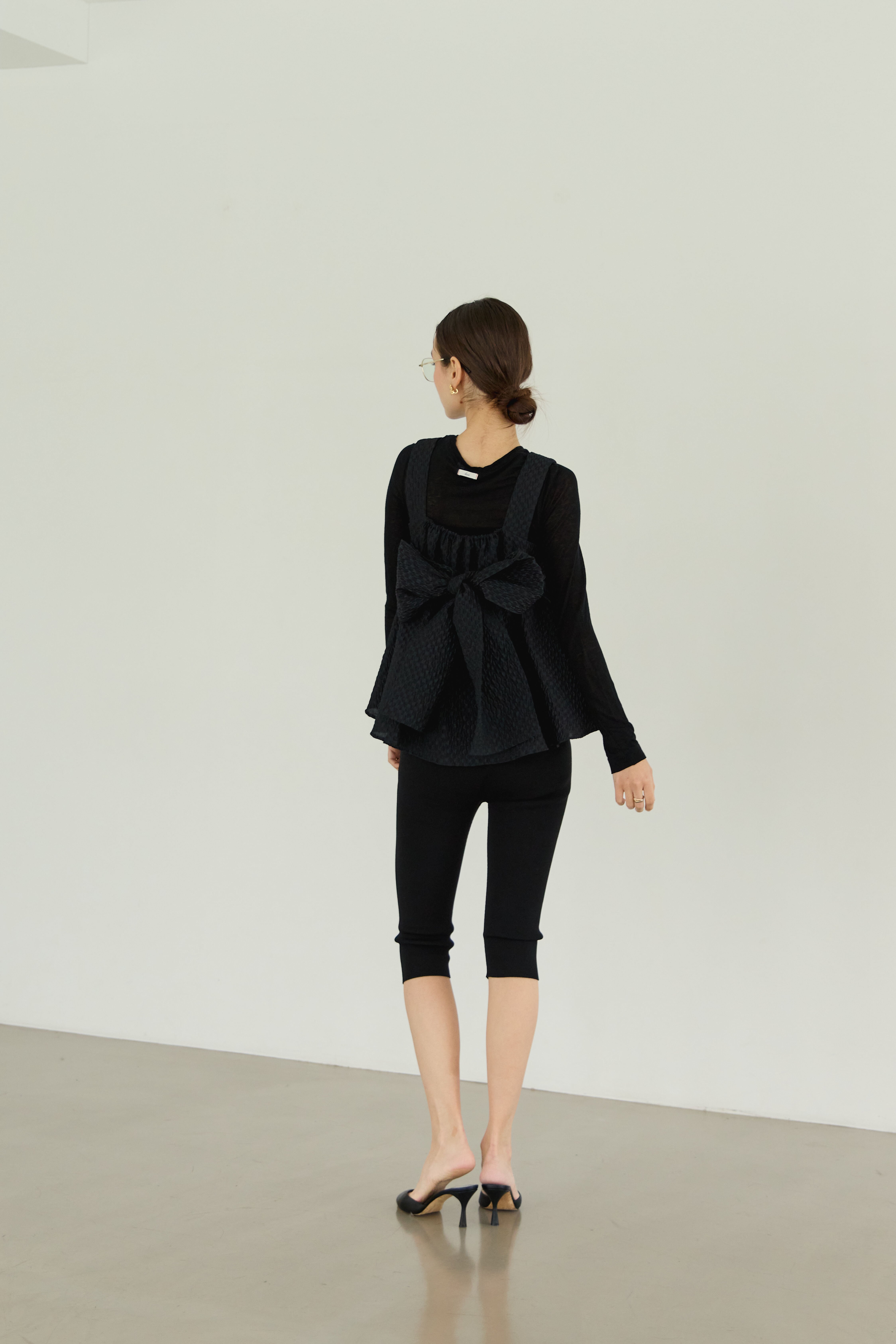 Bluelea(ブルレア) ブラック　リボン　ジャガード　ブラウス　クロップド Back ribbon dot jacquard top | Bluelea