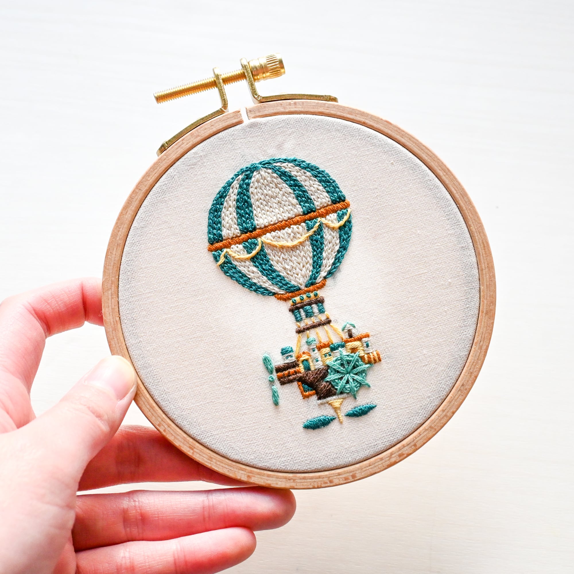 刺繍キット 機械文明の空飛ぶ乗り物たちより「空飛ぶ機械文明の気球」《空想街雑貨店》