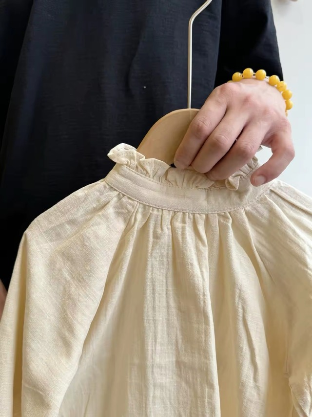 【取寄】シンプルガーリーで使い勝手なフリルハイネックブラウス