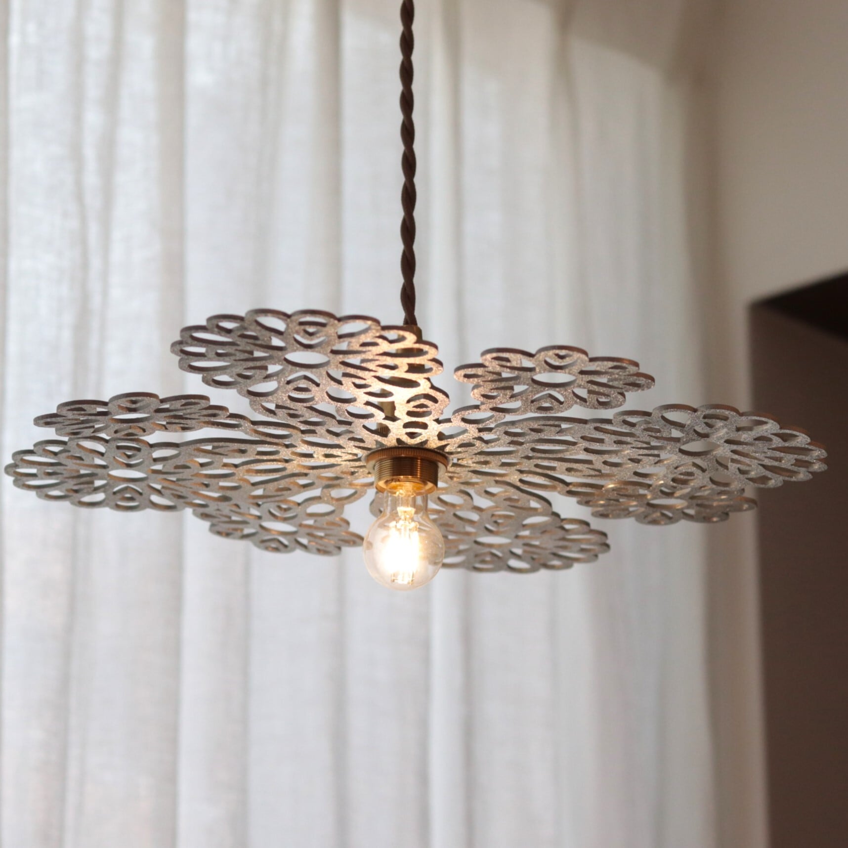 ペンダントライト フラワーデザイン 照明】錫のペンダントライト 花 | ジーフラットインテリアショップ