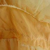 社交ダンス 衣装 ワンピース ドレス パーティ 発表会 ラテン ミニ丈 黄色 黒 レース フリル 軽い かわいい 花 ダンス ブラック系 イエロー系 おしゃれ フェミニン 楽しい フリルドレス ダンス衣装 発表会用衣装 パーティー衣装 可愛いフリル 舞台衣装