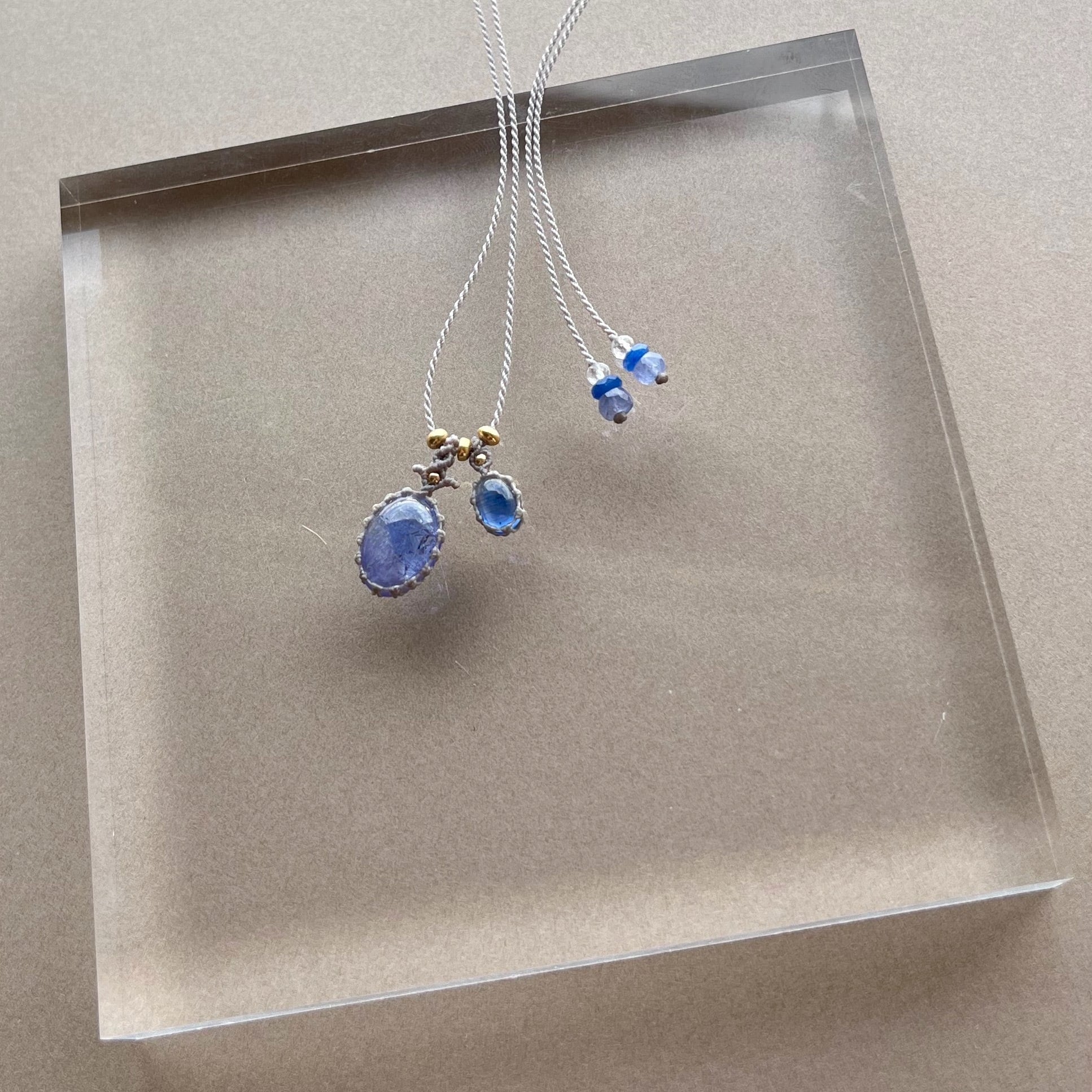 タンザナイトとカイヤナイトのマクラメ編み 天然石ネックレス | SHANTi