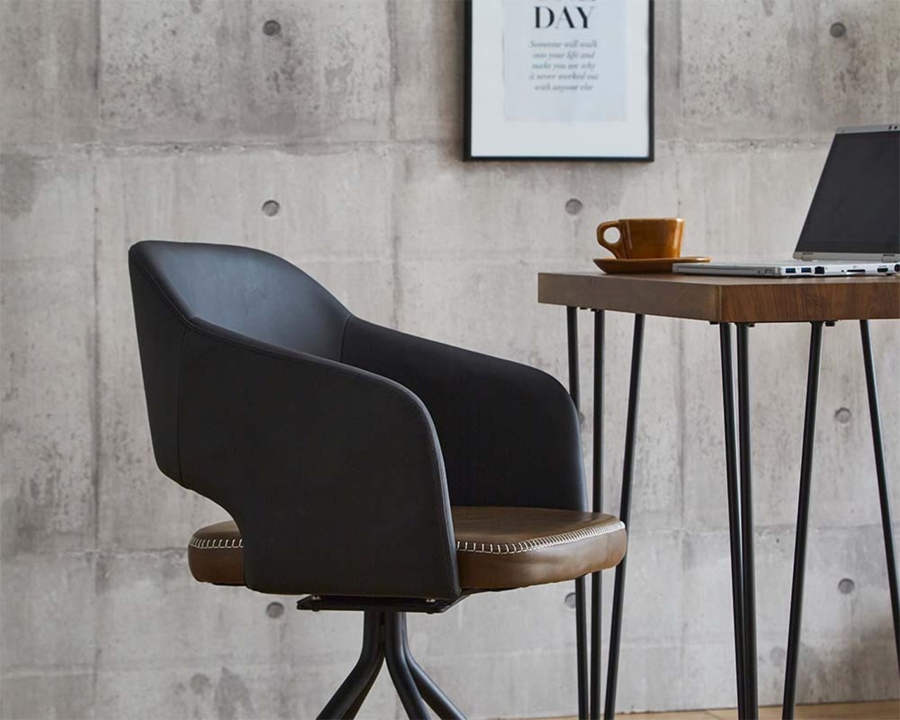 丸いフォルムが心地いい レザー調ダイニングチェア