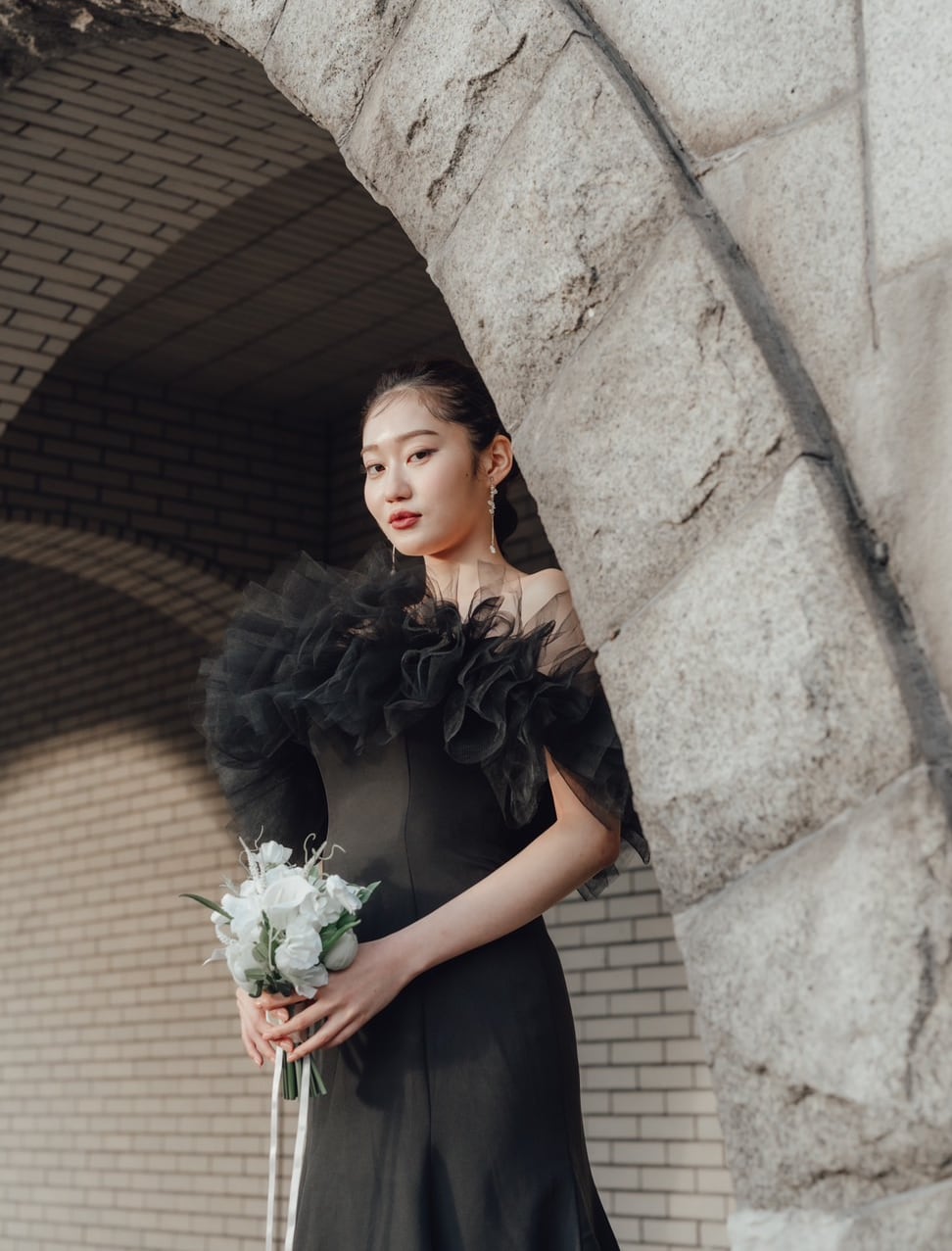 実例写真 ！豪華！！黒 オフショルダー カラードレス 華やかなトレーン  