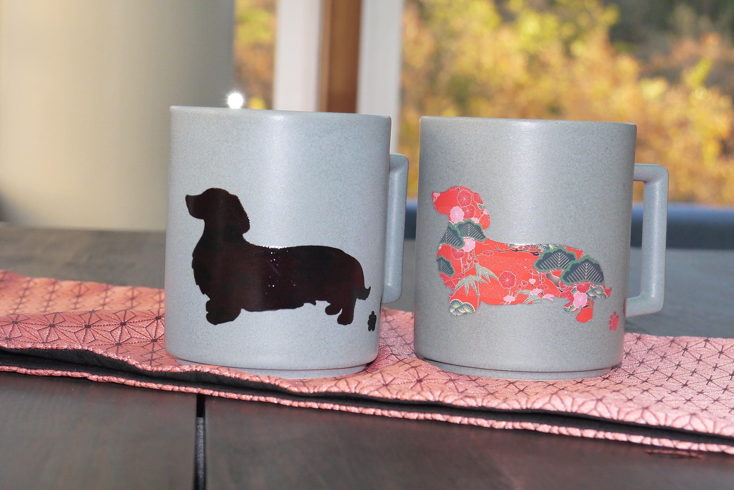 温感マグ ダックス クールグレー 温度をデザインに 温感マグ カワイイ 犬好き マグカップ 贈り物 プレゼント 犬マグ 丸モ高木陶器 オンラインショップ 温度をデザインに