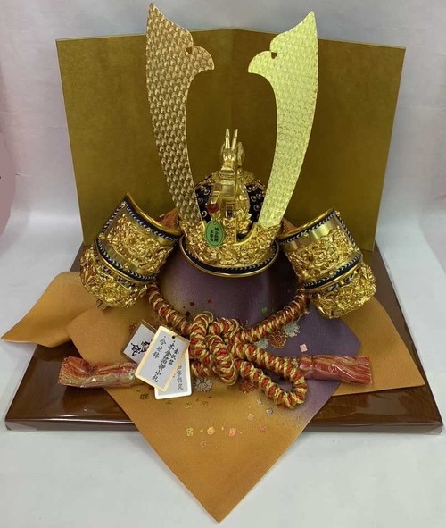 【山本人形オリジナル】15号 招福兜 A 赤金房 純金箔押小札 合わせ鉢 金沢箔 正絹 セット(飾台・金屏風付き)