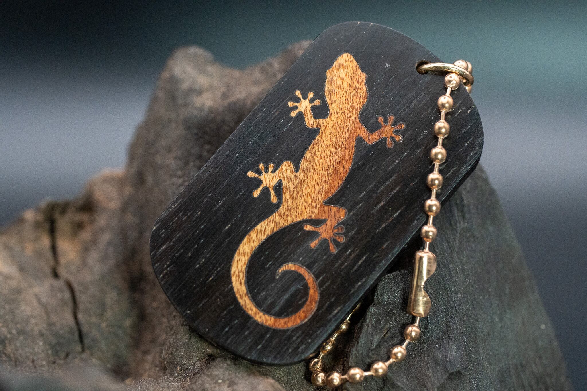 【音楽業界屈指の銘木】 ハカランダ ドッグタグ 象嵌 木登りトカゲ