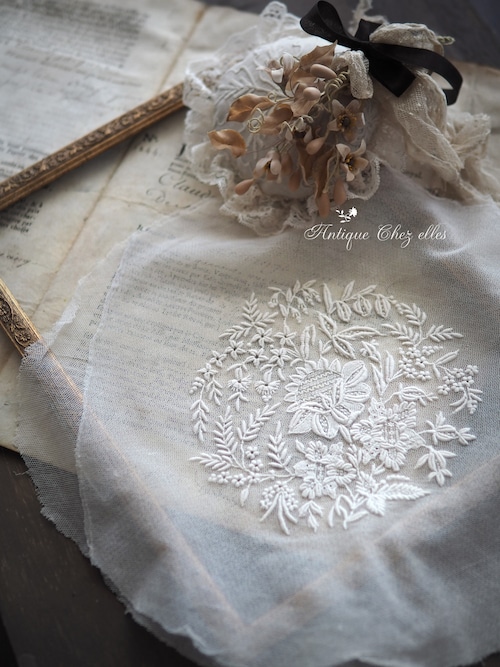白糸刺繍のチュールレース
