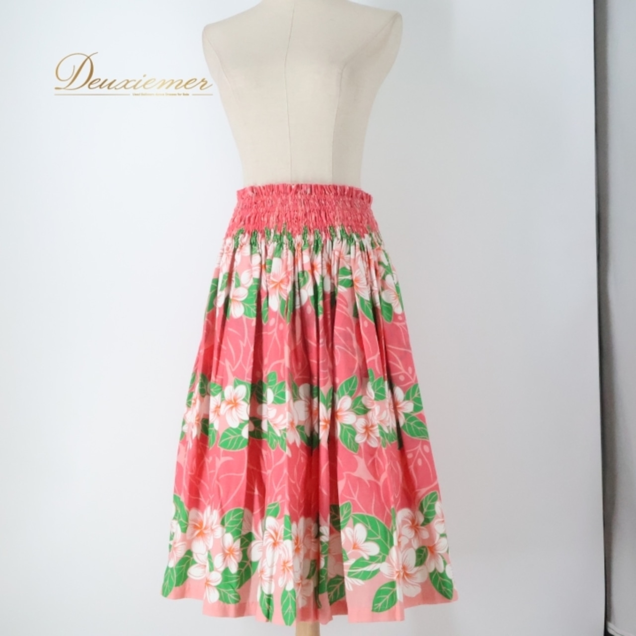 フラダンス 衣装 パウスカート ピンク系 サーモンピンク プルメリア柄 モンステラ柄 シングル シンプル かわいい 華やか 鮮やか 明るい 白 緑 ハワイアン アロハ ハワイアンプリント フラ ダンス レッスン 練習 花柄 軽やか ファッション レディース