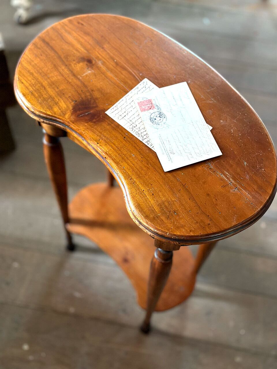 木製引き出し付き キドニーサイドテーブル 豆型テーブル | Brocante de