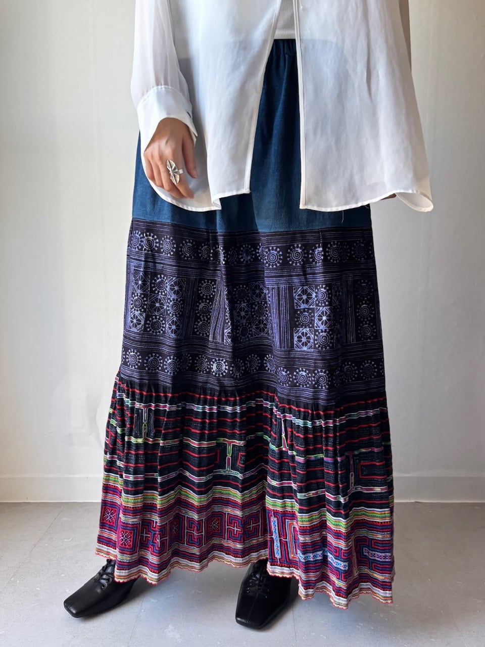 モン族刺繍 藍染めバティックロング丈スカート エスニックフレアスカート 黒と青柄 楽天市場】モン族刺繍 ろうけつ染 スカート ロング マキシ丈 C