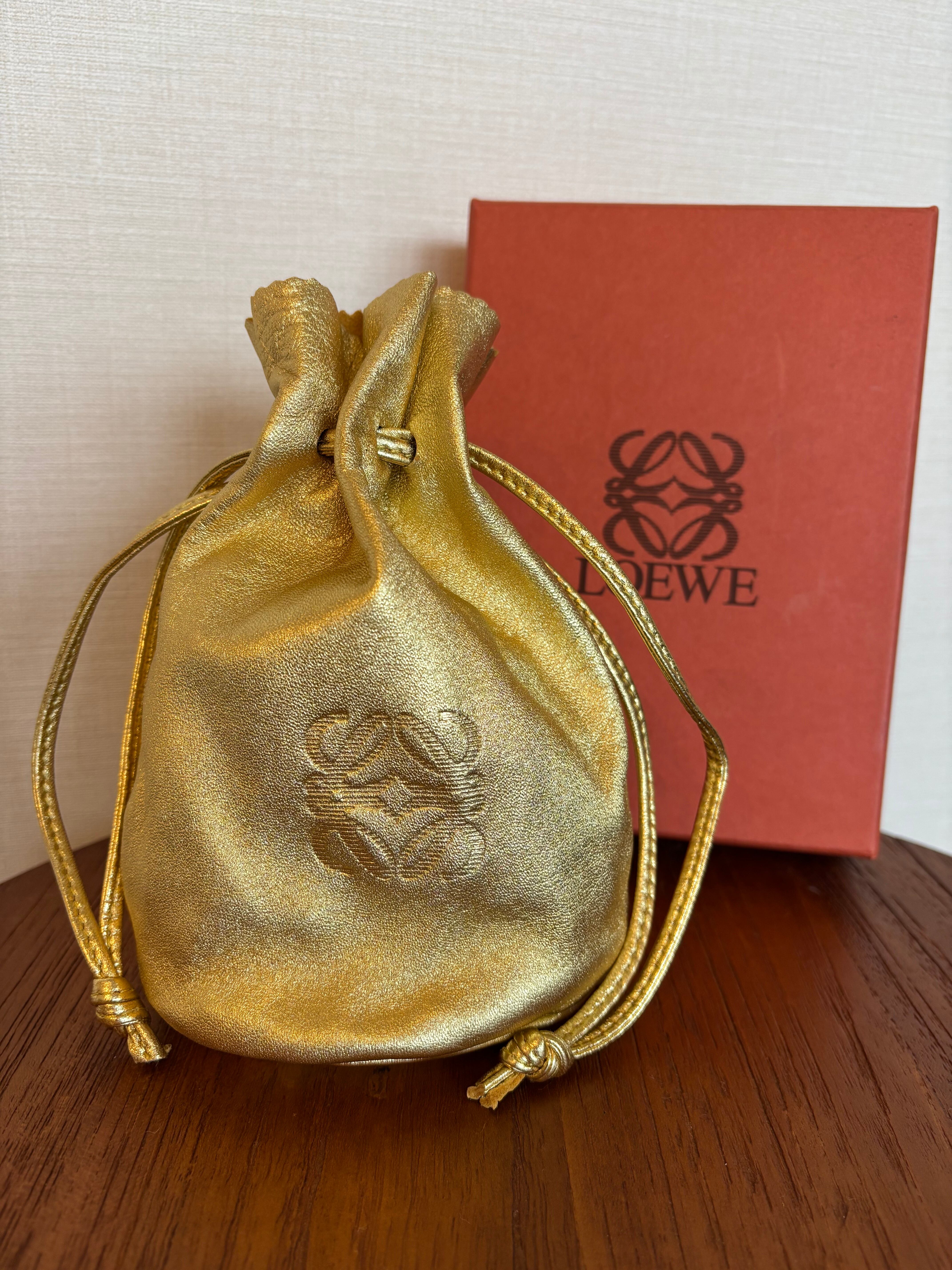LOEWE アナグラム型押し 巾着 ゴールド