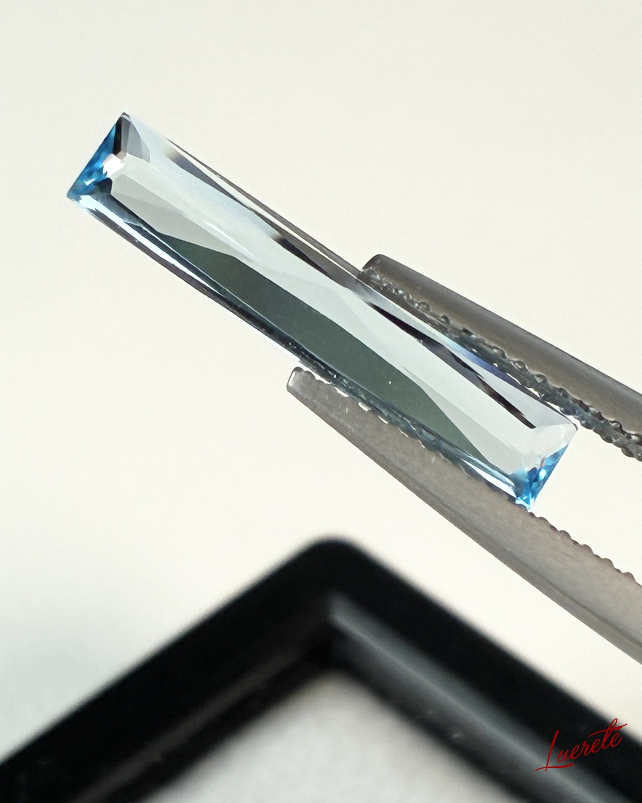 Natural Blue Topaz 2.4ct Baguette Cut Loose Gemstone 天然ブルートパーズ 2.4ct バゲットカット ルース【LE-0074】
