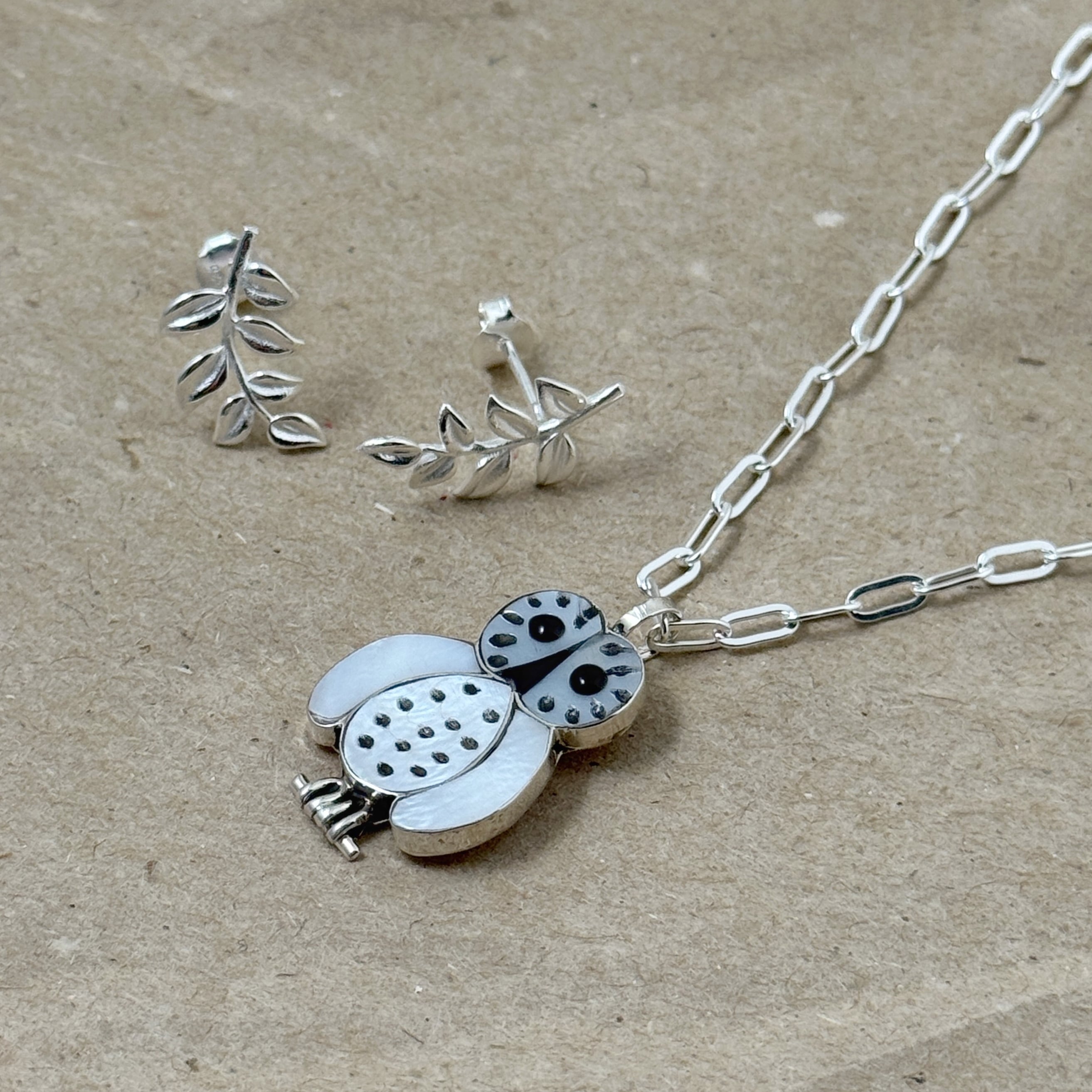 Indian Jewelry 》ZUNI フクロウ ホワイト シェル ペンダント