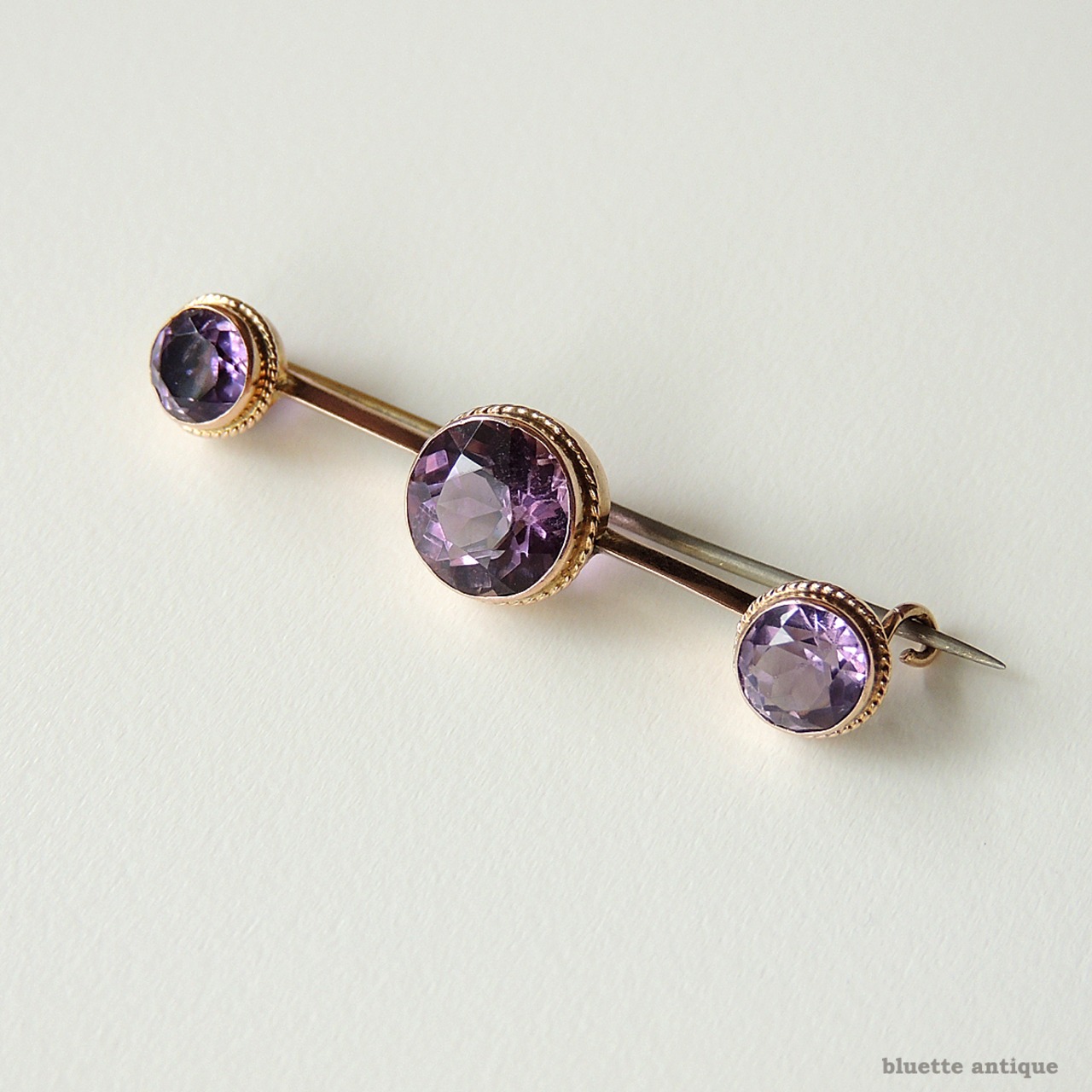 アンティークジュエリー 9ctゴールド 天然アメシスト 3連 バーブローチ (ソーティングメモ付)