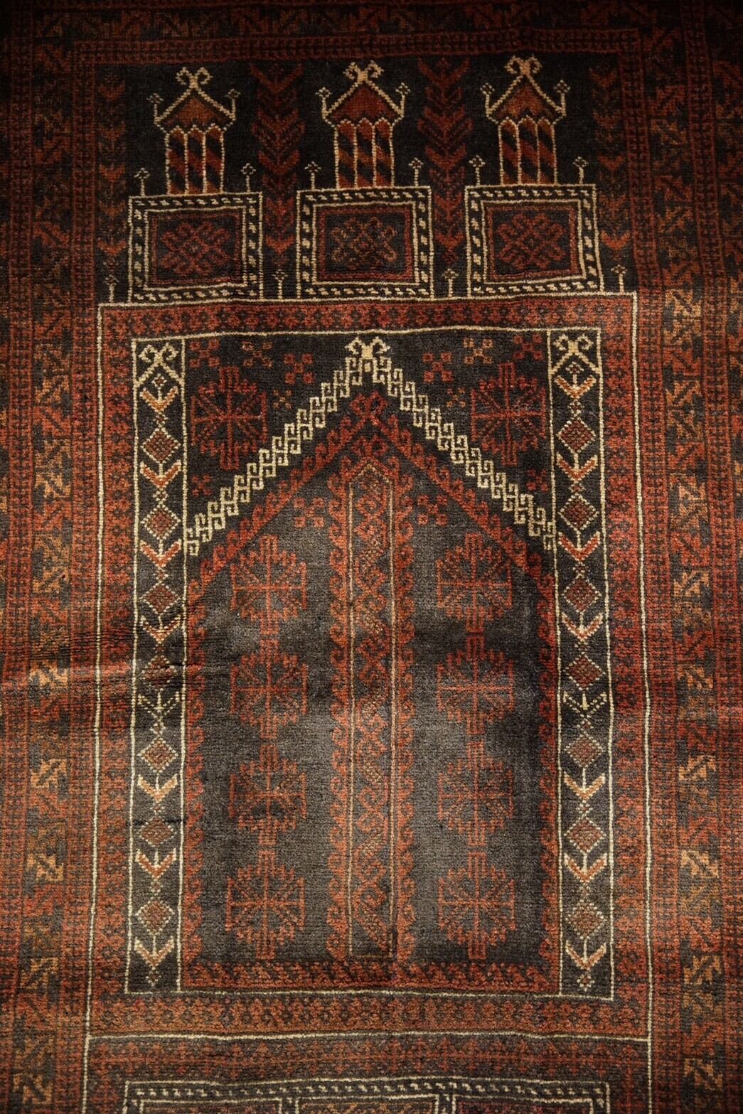 1046 -Vntage Baluch rug
