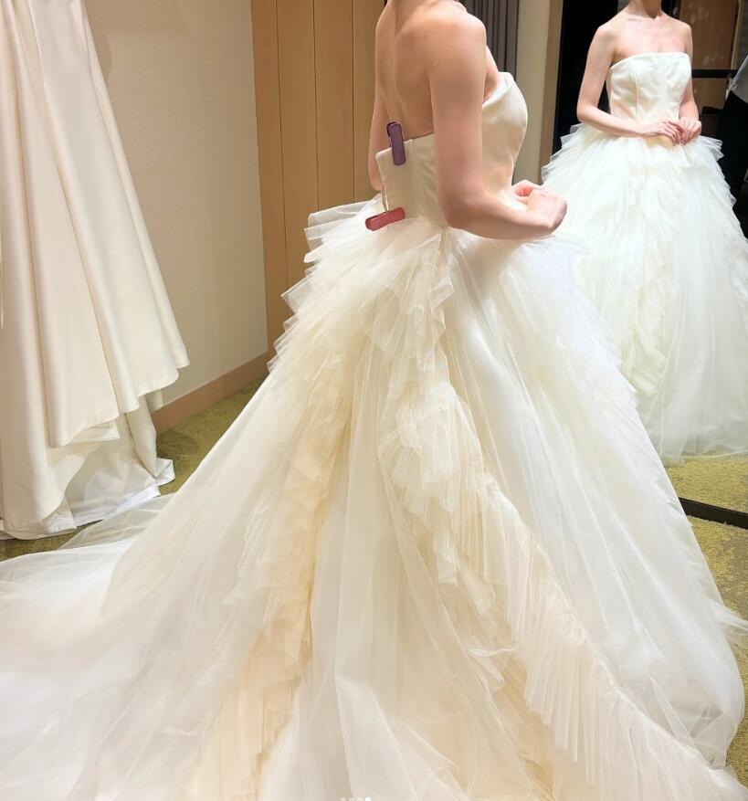 豪華！ オフホワイト ベアトップ ウェディングドレス スリット 可愛い  